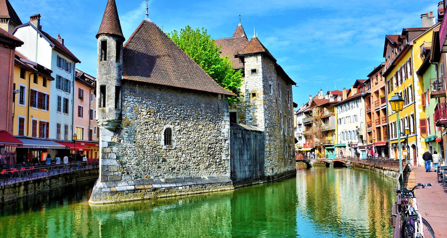 Annecy flower-lined canals cobbled streets Palais de l'Île France