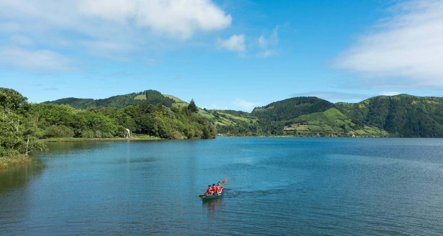 Lagoa do Fogo turquoise crater lake north coast São Miguel Azores